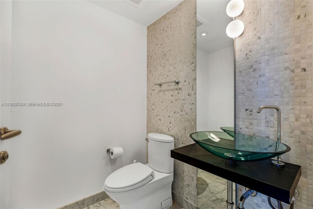 200 Biscayne Boulevard Way, Unit 3913, Miami, FL 33131 Photo