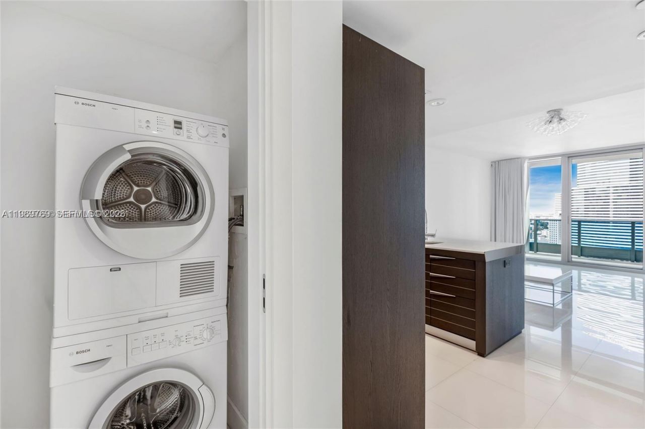 200 Biscayne Boulevard Way, Unit 3913, Miami, FL 33131 Photo