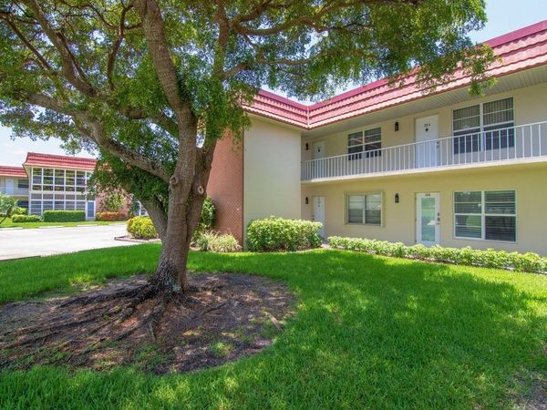 8 Vista Palm Lane, Unit 106, Vero Beach, FL 32962