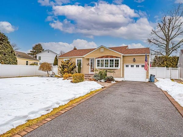 4 Hollyberry Road, Plainview, NY 11803