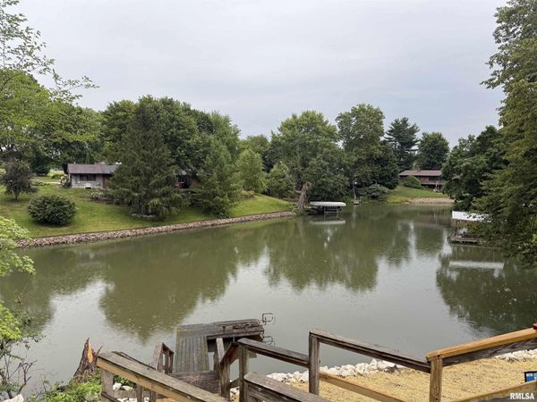 636 LINDEN Point, Petersburg, IL 62675