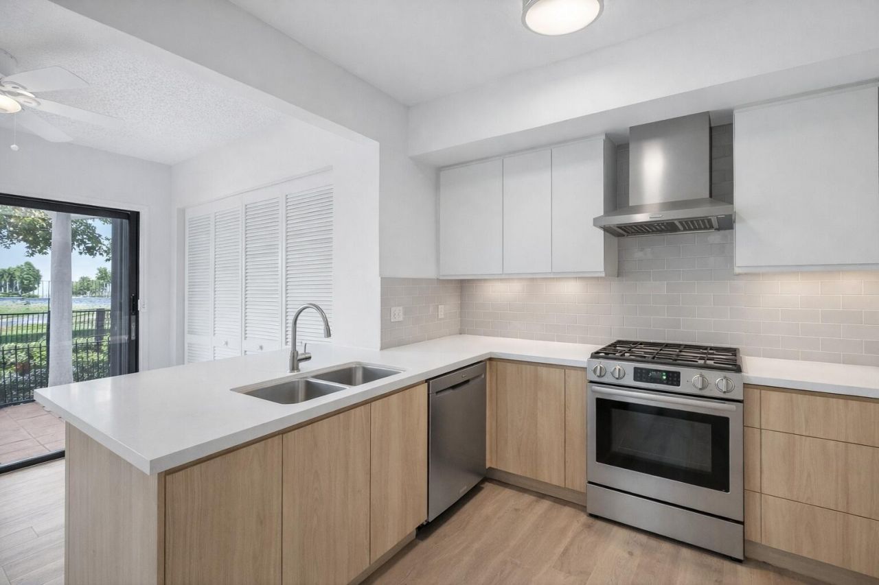 6535 Parkview Drive, Unit B, Boca Raton, FL 33433 Photo