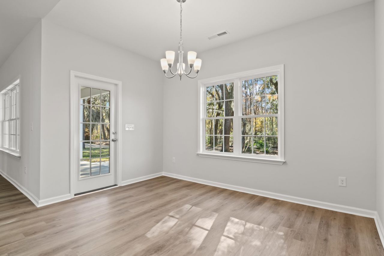 1001 Oakley St. Photo 3