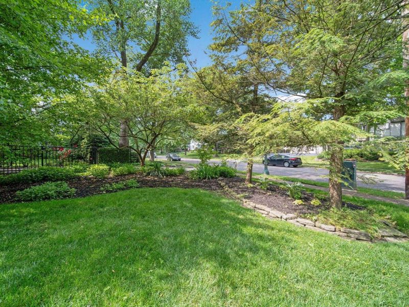 2465 E Broad Street, Columbus, OH 43209 Photo 7