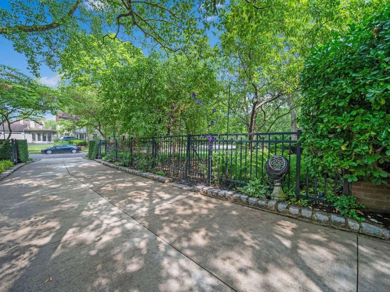 2465 E Broad Street, Columbus, OH 43209 Photo 73