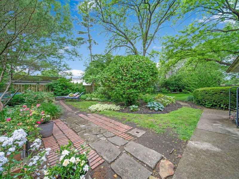 2465 E Broad Street, Columbus, OH 43209 Photo 75