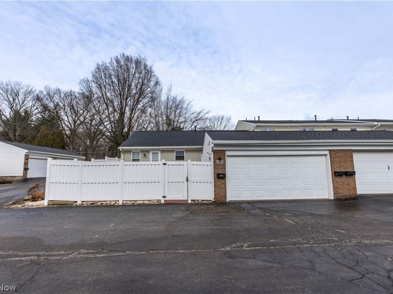 2033 Carlile Drive, Uniontown, OH 44685 Photo 4