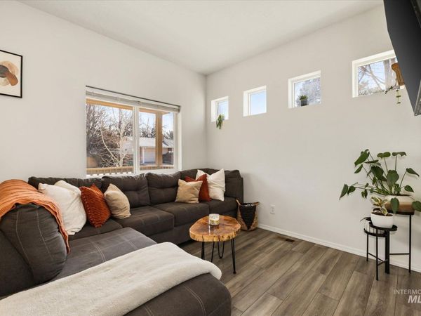 124 W Cherry Ave, Meridian, ID 83642