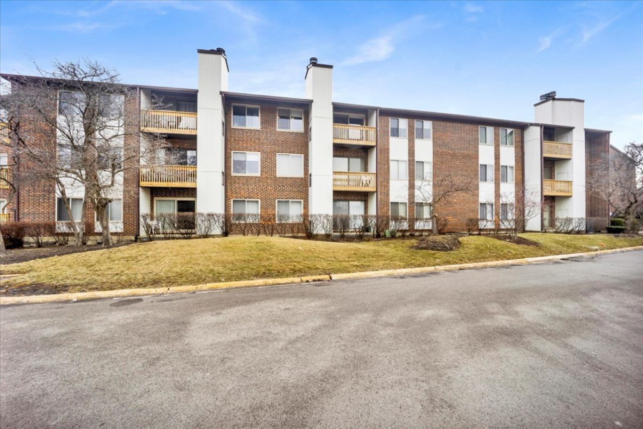 3085 Pheasant Creek Drive, Unit 212, Northbrook, IL 60062 Main Photo