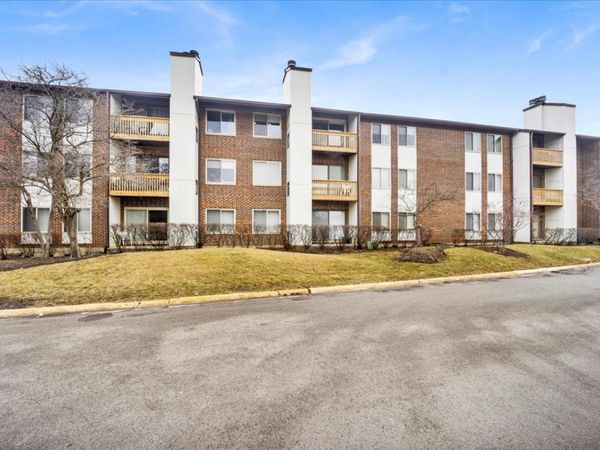 3085 PHEASANT CREEK Drive, Unit 212, Northbrook, IL 60062