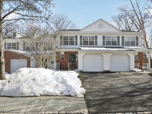 9 Maple Ln, Mount Arlington, NJ 07856