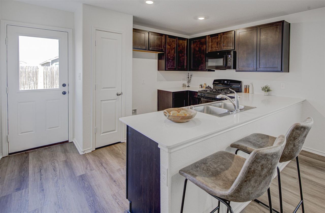 517 Thunderstorm Ave, Lockhart, TX 78644 Main Photo