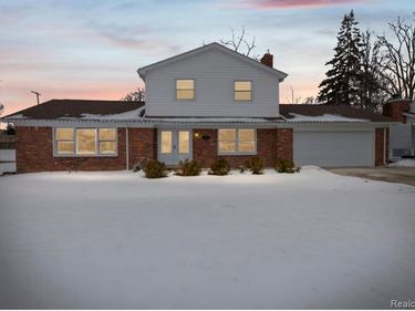 28426 Chatham Road, Grosse Ile Twp, MI 48138