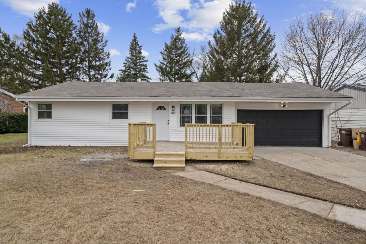 2207 Maple Avenue, Loves Park, IL 61111 Main Photo