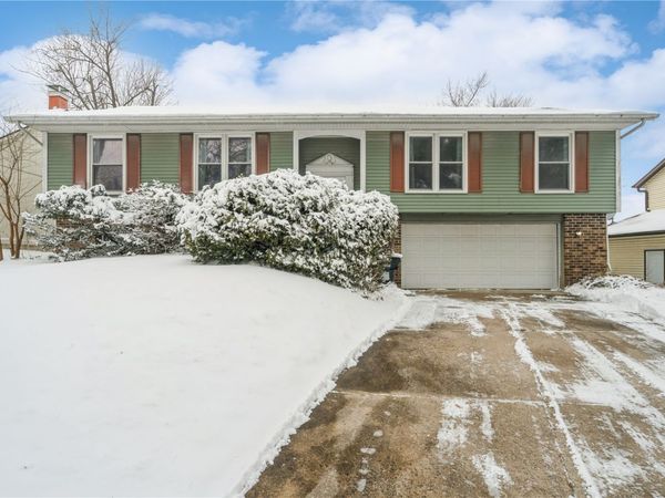 6917 Larkwood NE, Cedar Rapids, IA 52402