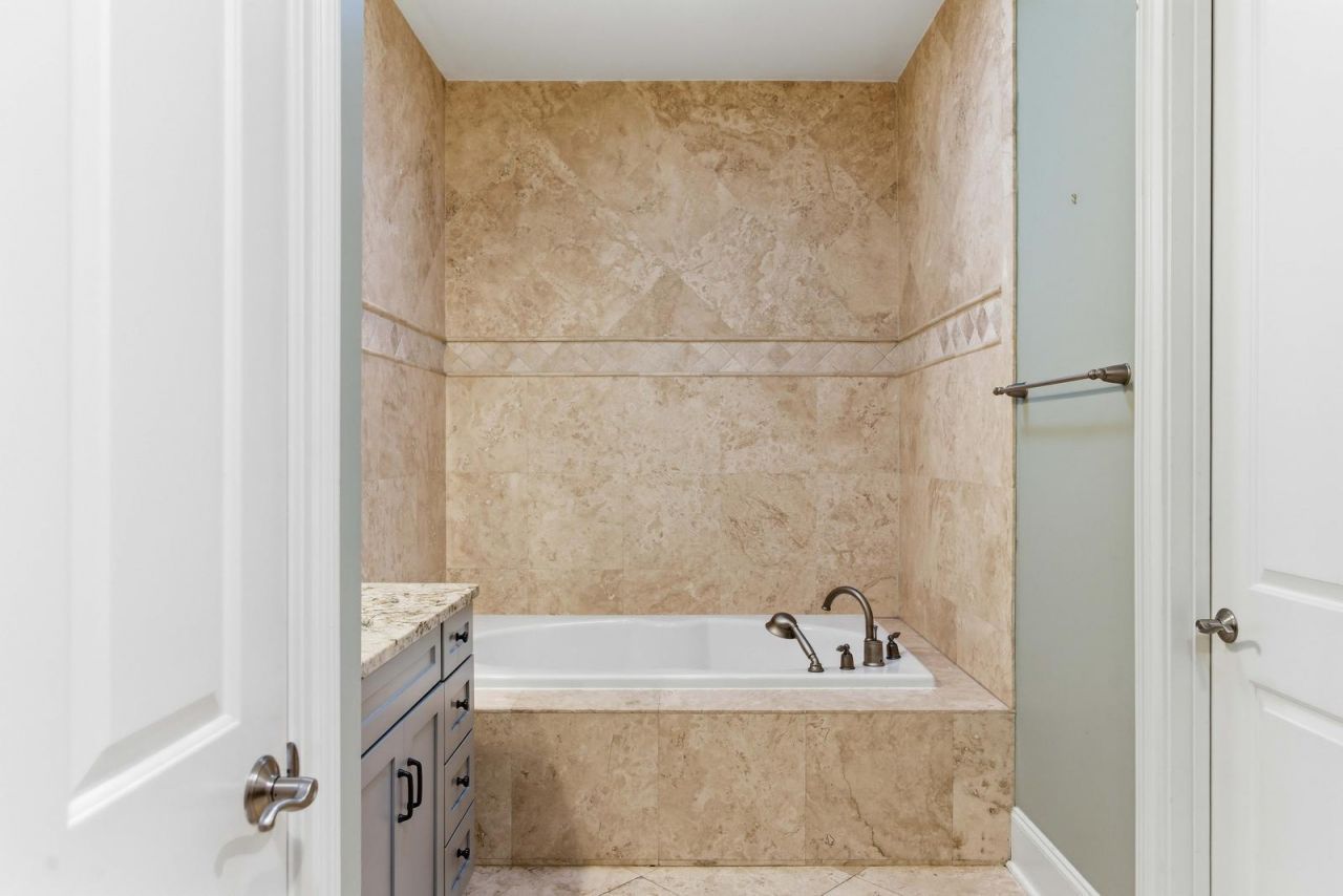 205 Delahow Street Photo 22