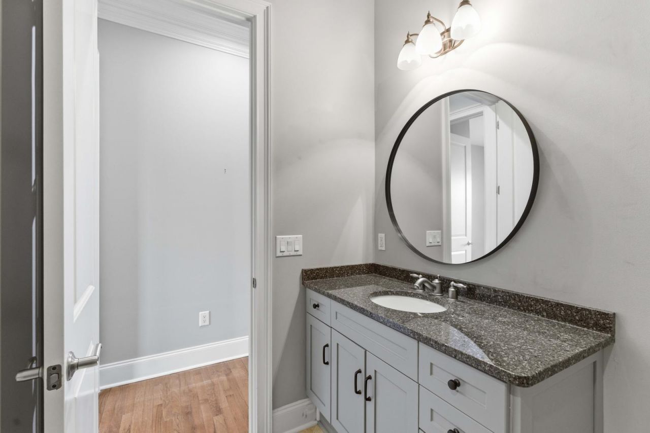 205 Delahow Street Photo 31