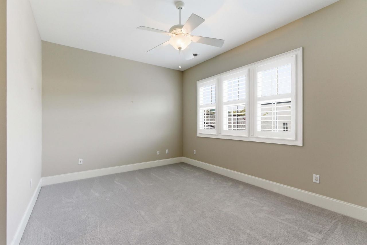 205 Delahow Street Photo 33