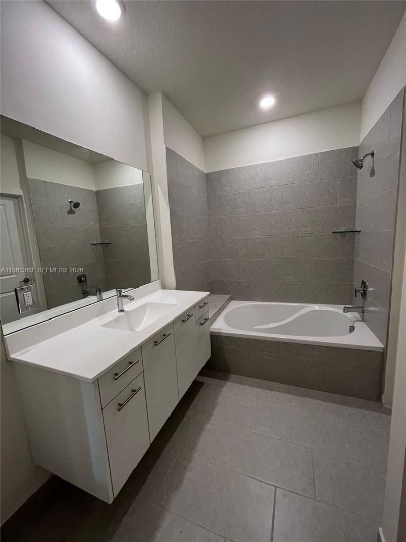 8167 NW 41st St, Unit E-402, Doral, FL 33166 Photo