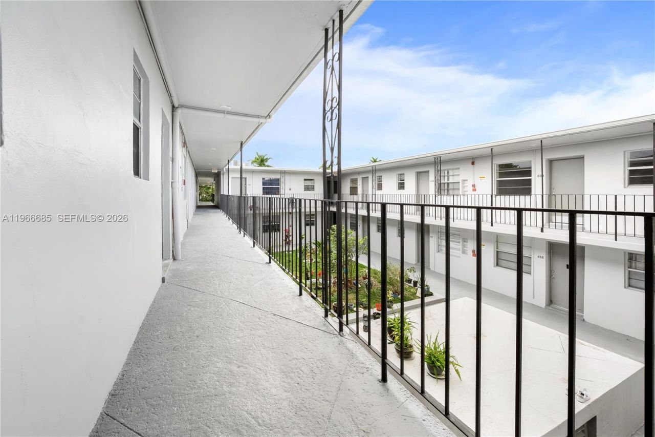 10305 SW 40th St, Miami, FL 33165 Photo