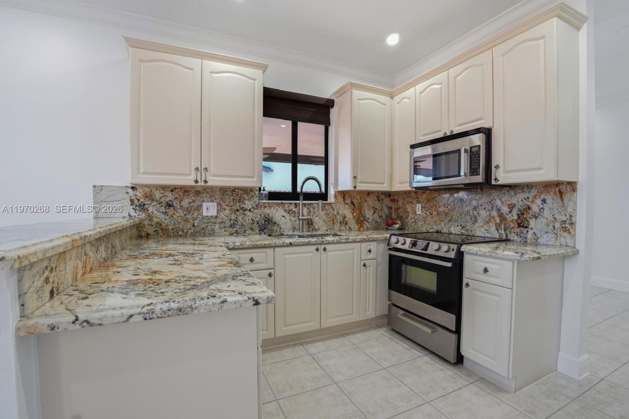 16401 NW 77th Pl, Miami Lakes, FL 33016 Photo