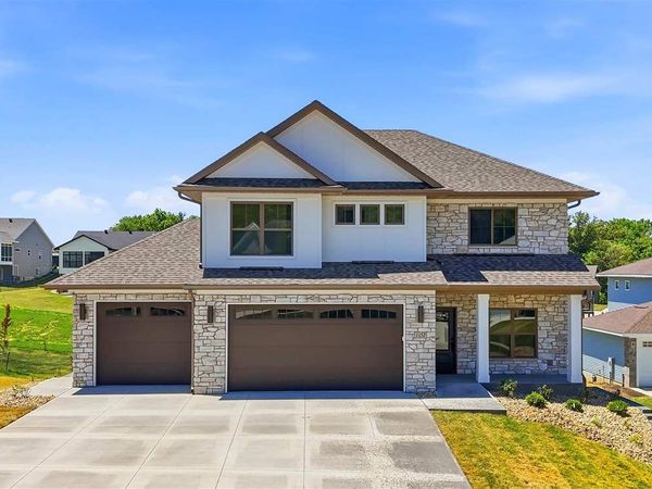 1152 Kona Cir, Coralville, IA 52241