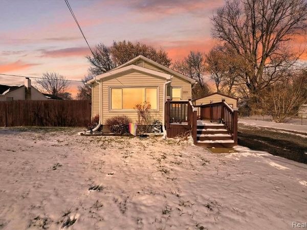 2371 E Parkwood Avenue, Burton, MI 48529