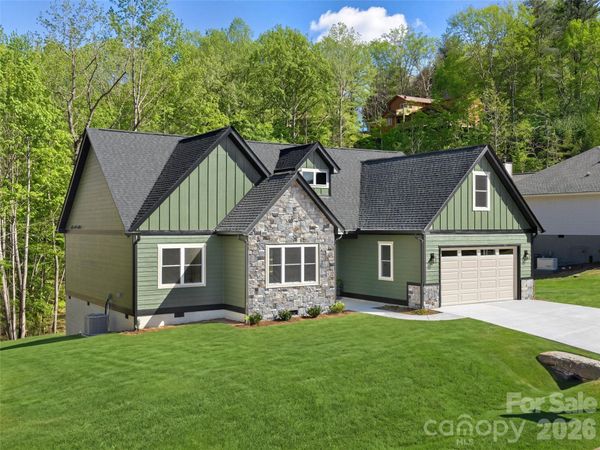 399 Crystal Heights Drive, Hendersonville, NC 28739