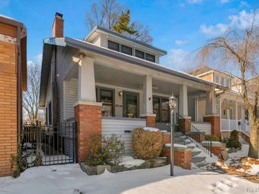 1081 Lakepointe Street, Grosse Pointe Park, MI 48230