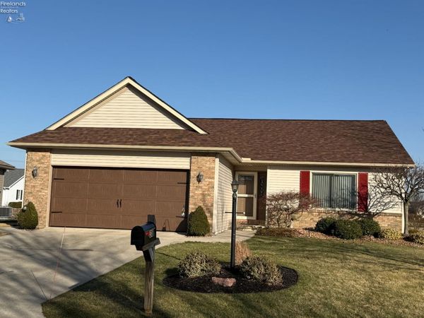 318 Country Meadows Drive, Oak Harbor, OH 43449