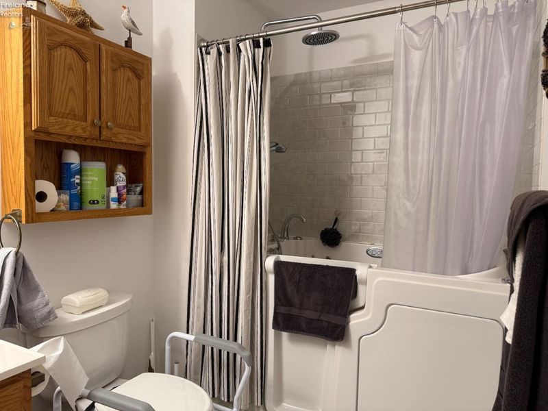 318 Country Meadows Drive, Oak Harbor, OH 43449 Photo 29