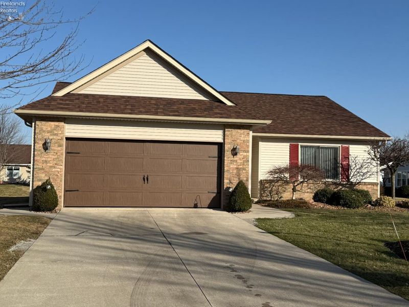 318 Country Meadows Drive, Oak Harbor, OH 43449 Photo 3