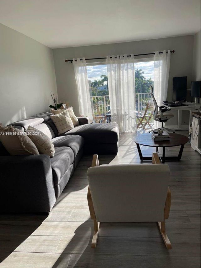 5221 Geneva Way, Unit 305, Doral, FL 33166 Photo