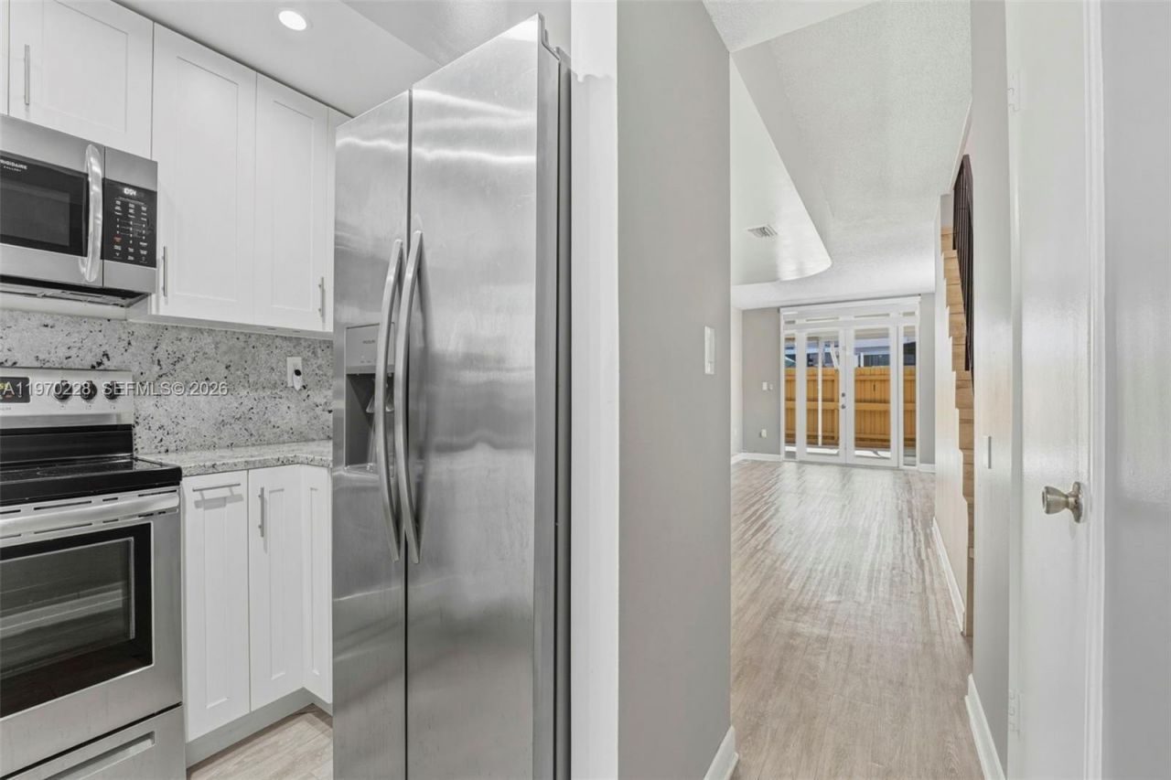 1096 W 42nd Pl , Unit 33, Hialeah, FL 33012 Photo