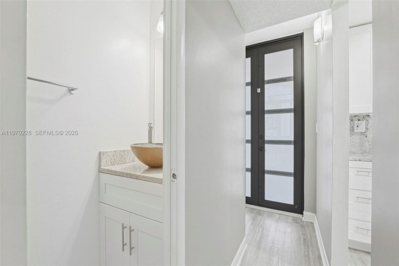 1096 W 42nd Pl , Unit 33, Hialeah, FL 33012 Photo