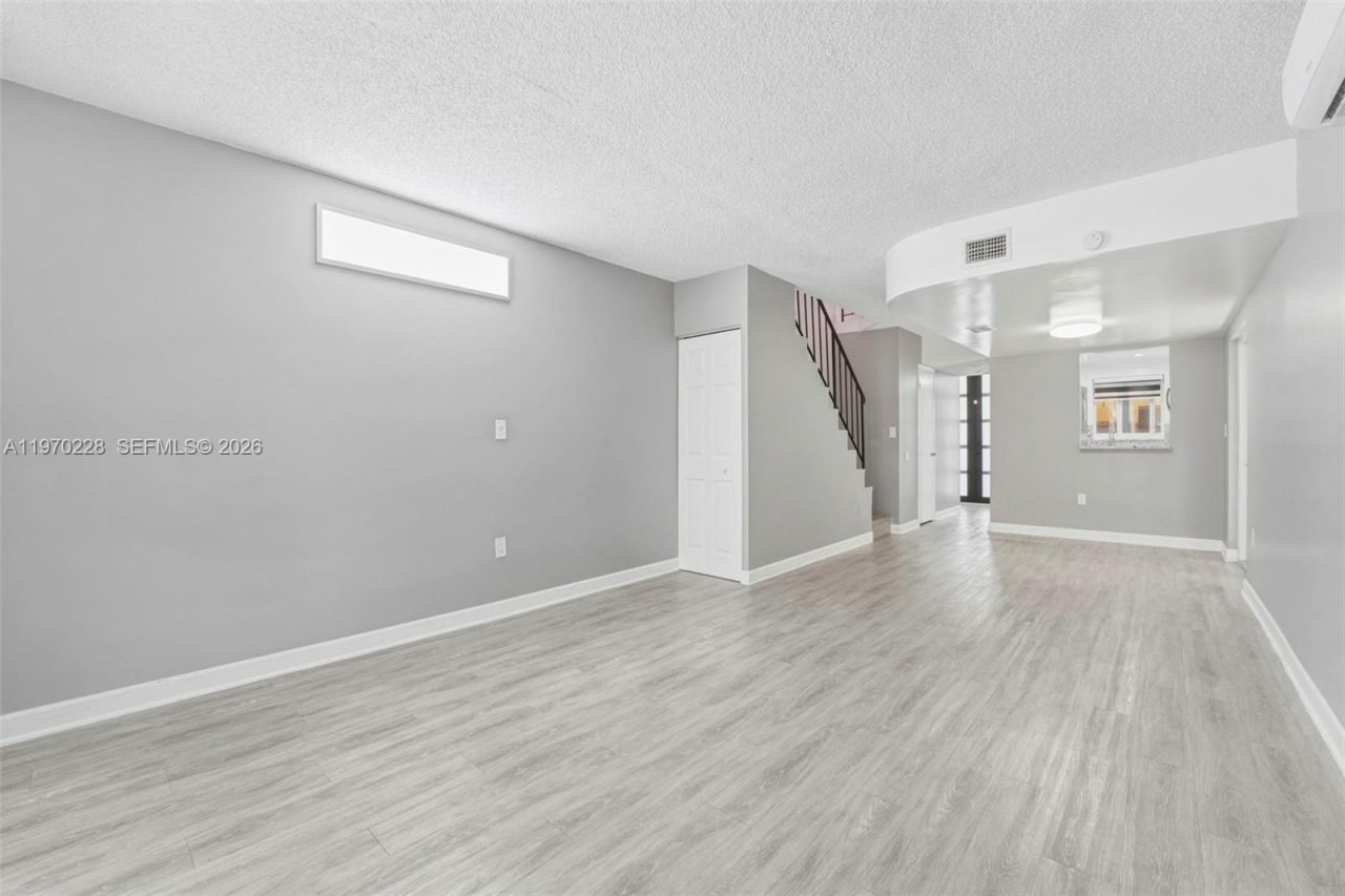 1096 W 42nd Pl , Unit 33, Hialeah, FL 33012 Photo