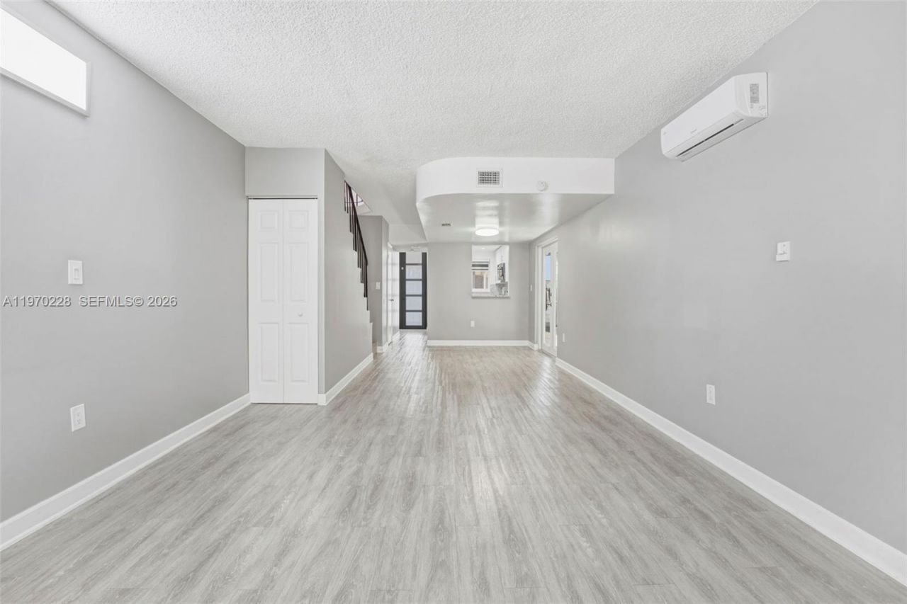 1096 W 42nd Pl , Unit 33, Hialeah, FL 33012 Photo