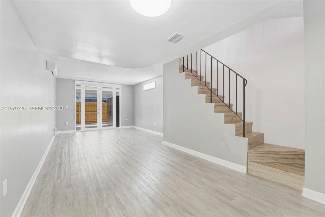 1096 W 42nd Pl , Unit 33, Hialeah, FL 33012 Photo