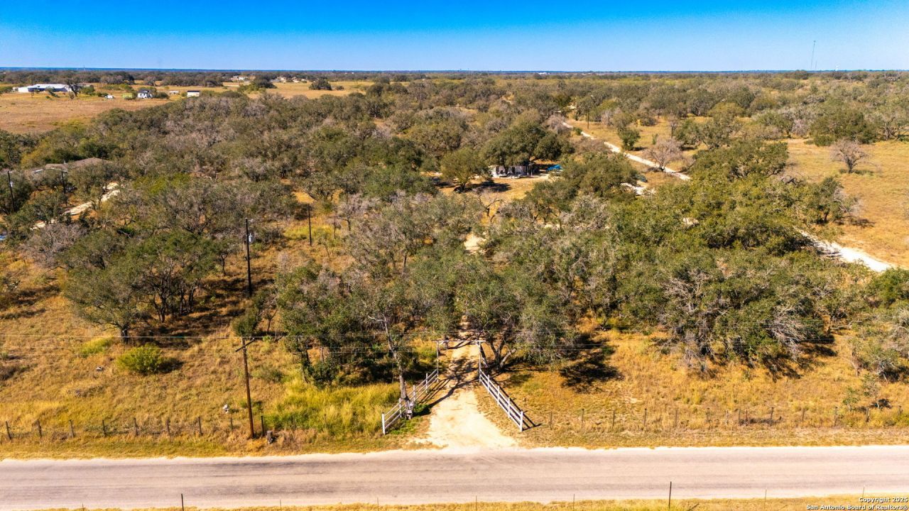 1742 County Road 777, Devine, TX 78016 Main Photo