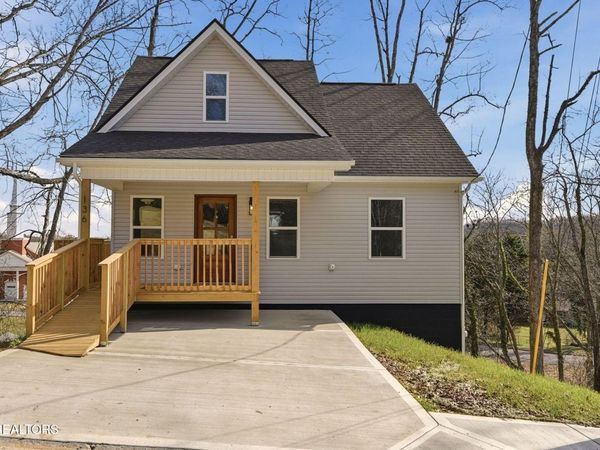 136 California Ave, Oak Ridge, TN 37830