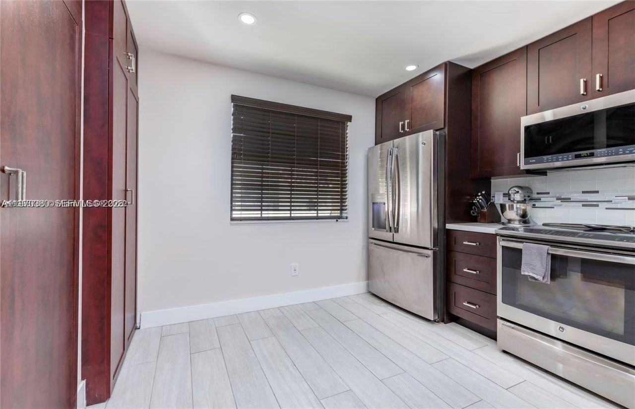 3559 Magellan Cir , Unit 323-2, Aventura, FL 33180 Photo