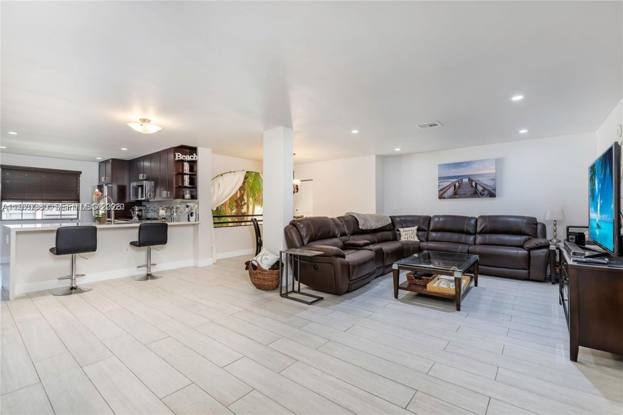 3559 Magellan Cir , Unit 323-2, Aventura, FL 33180 Photo