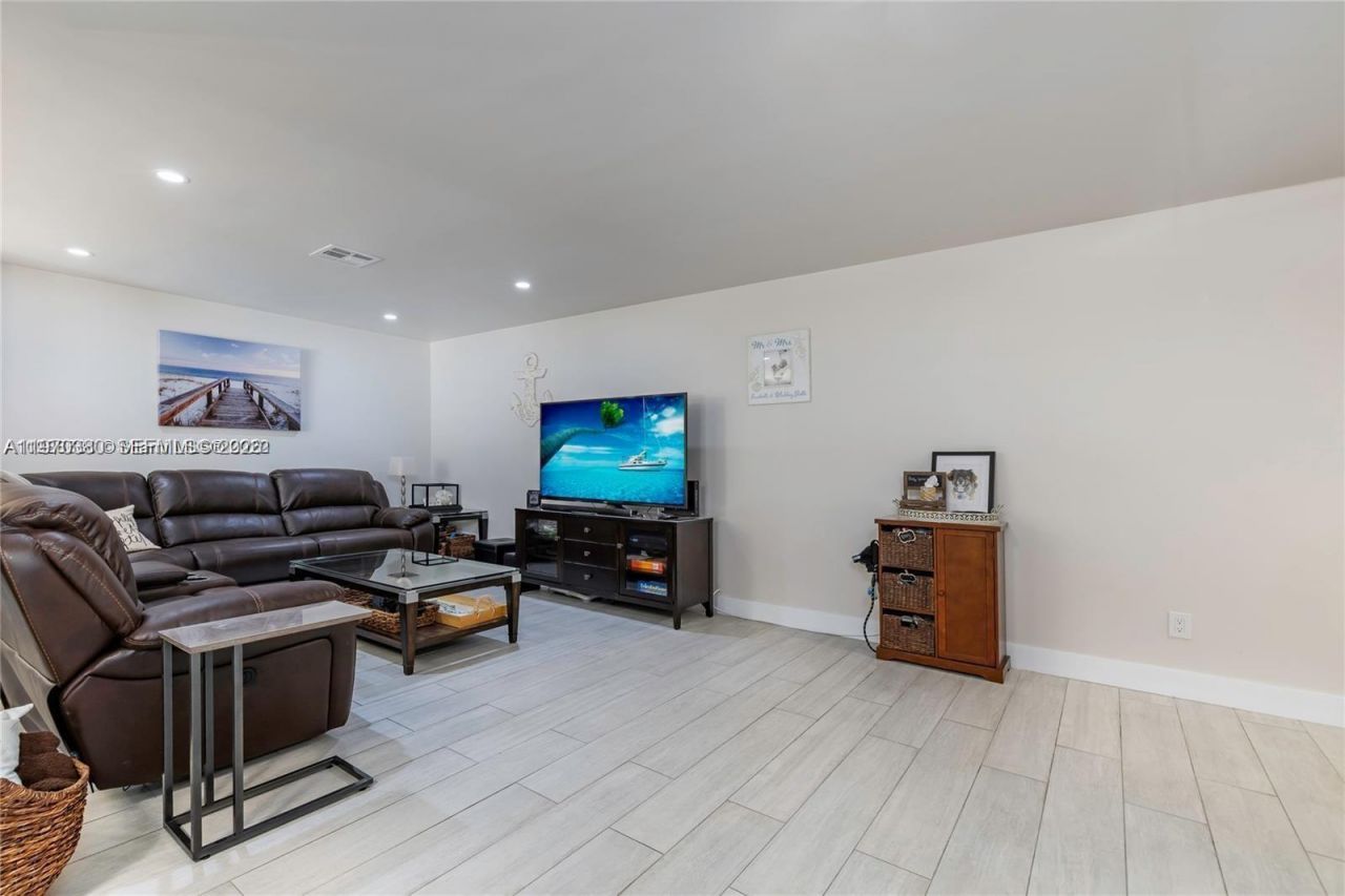 3559 Magellan Cir , Unit 323-2, Aventura, FL 33180 Photo