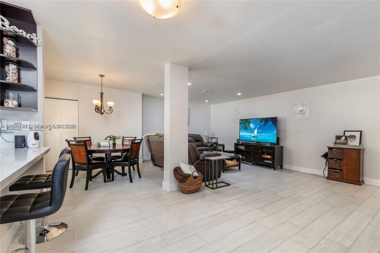 3559 Magellan Cir , Unit 323-2, Aventura, FL 33180 Photo