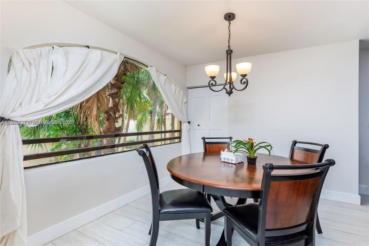 3559 Magellan Cir , Unit 323-2, Aventura, FL 33180 Photo