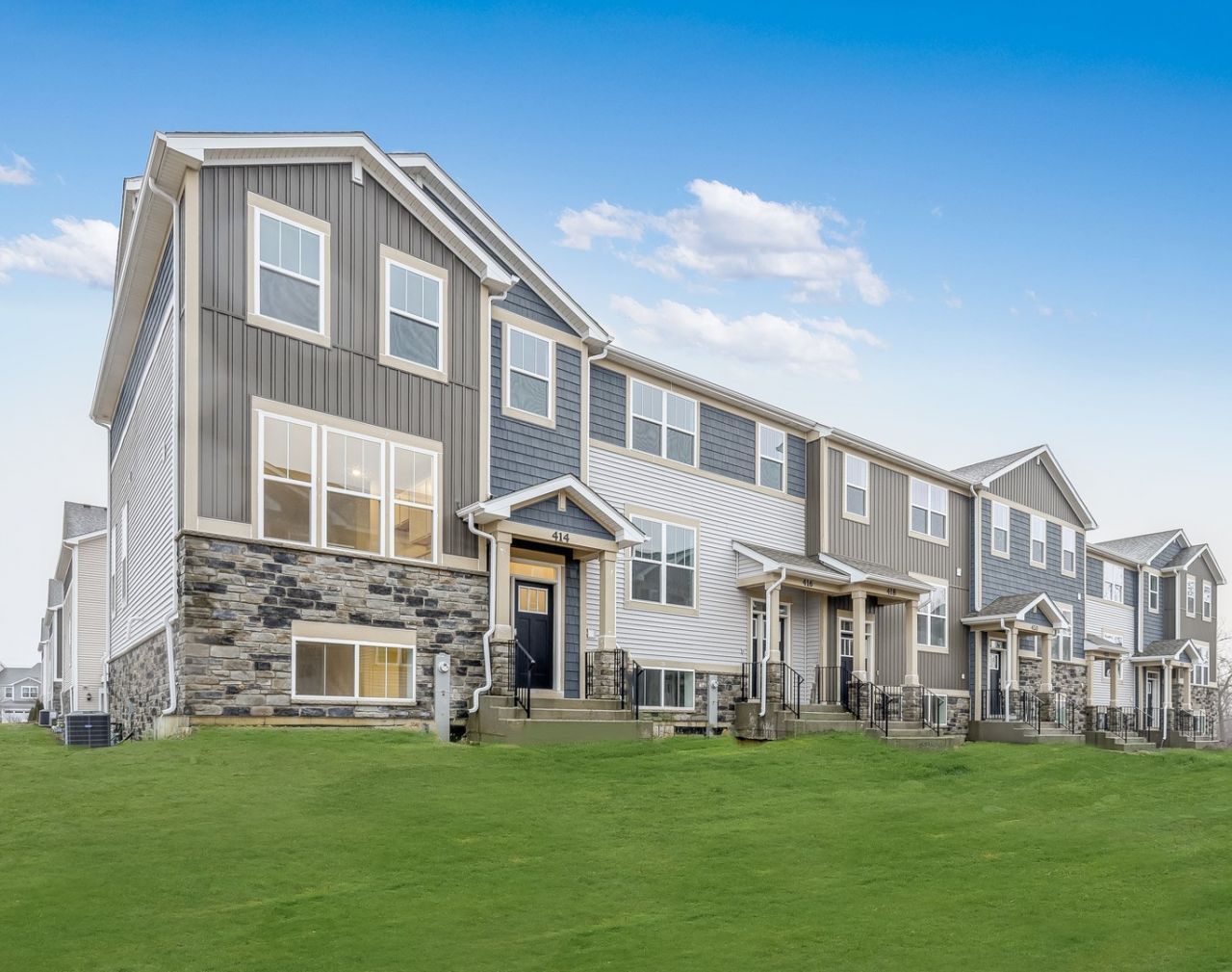 414 Red Oak Circle, Volo, IL 60020 Main Photo