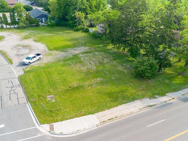 915 Broomfield Road E, Mt Pleasant, MI 48858