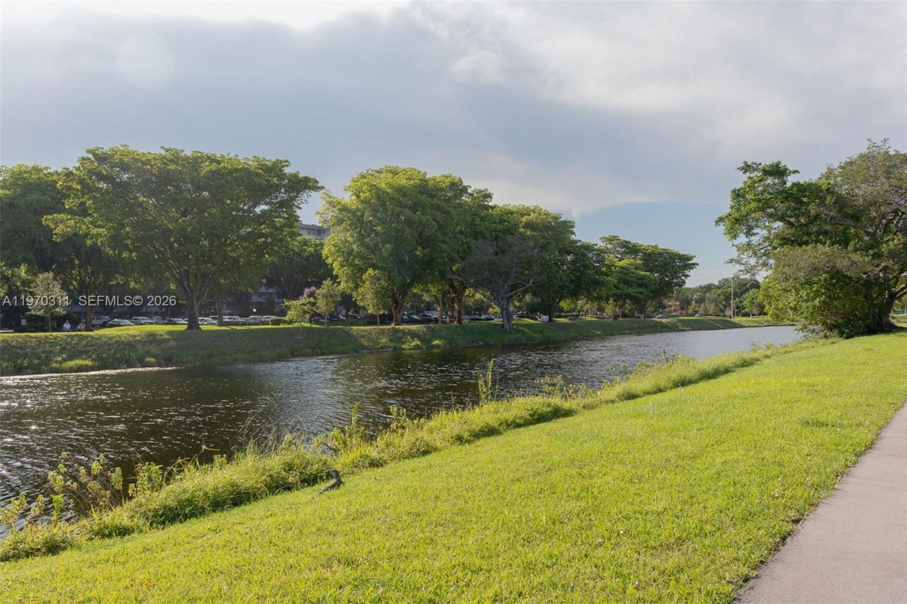 3250 N Palm Aire Dr, Unit 202, Pompano Beach, FL 33069 Photo