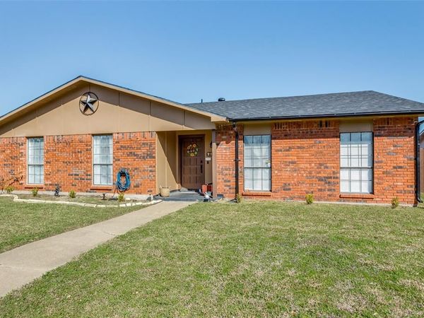 2110 Burrows Trail, Grand Prairie, TX 75052