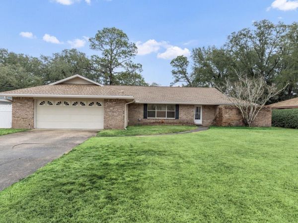 15 Lake Lorraine Circle, Shalimar, FL 32579